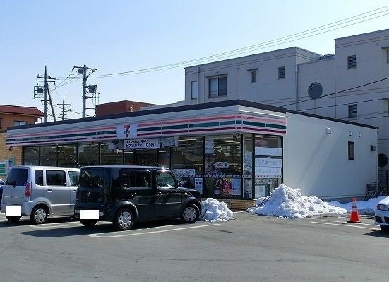 近くのコンビニまで550m（徒歩7分）