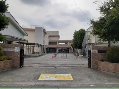 近くの小学校まで450m（徒歩6分）