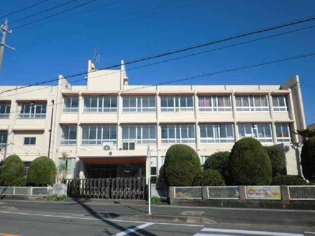 近くの日進小学校まで700m(徒歩9分)