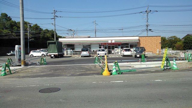 近くのセブンイレブン福富店まで400m(徒歩5分)