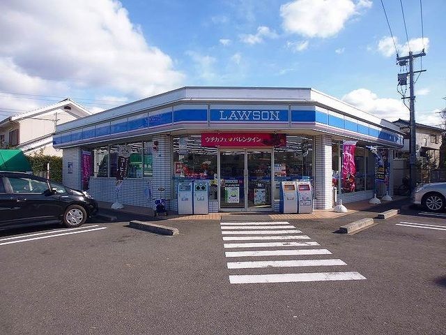 近くのローソン三佐店まで800m（徒歩10分）