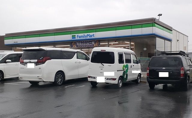 近くのファミリーマートまで750m（徒歩10分）