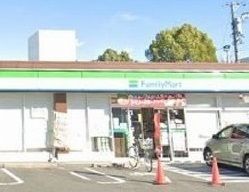 近くのファミリーマートまで180m（徒歩3分）