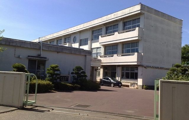 近くの湖西市立白須賀中学校まで1,400m（徒歩18分）