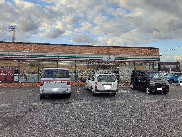 近くのセブンイレブン卸新町１丁目店まで800m（徒歩10分）