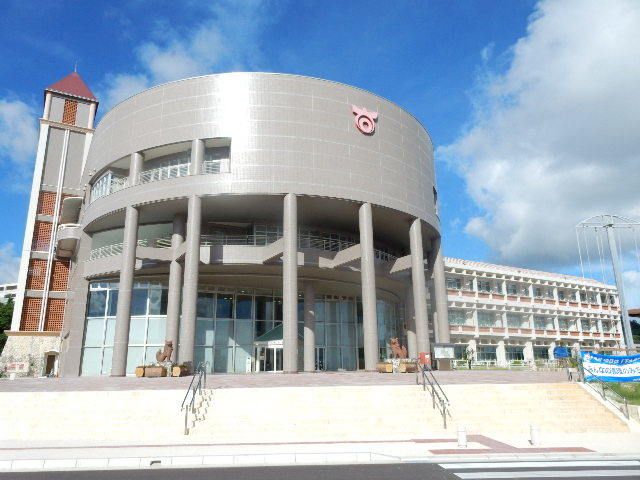 近くの北谷町役場まで1,800m(徒歩23分)