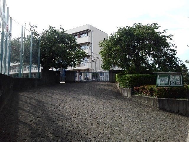 近くの山崎中学校まで1,000m（徒歩13分）