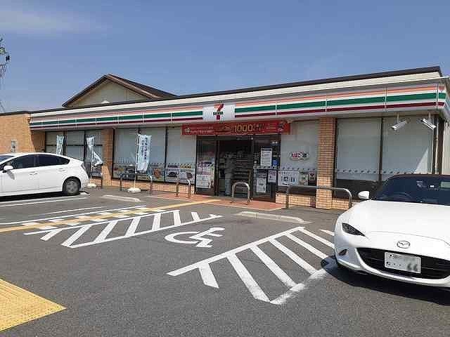 近くのセブンイレブン三木加佐店まで550m（徒歩7分）