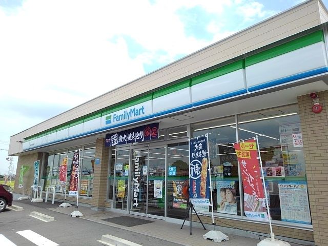 近くのファミリーマート楠本郷店まで700m（徒歩9分）