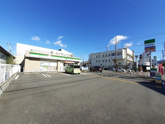 近くのコンビニまで750m（徒歩10分）