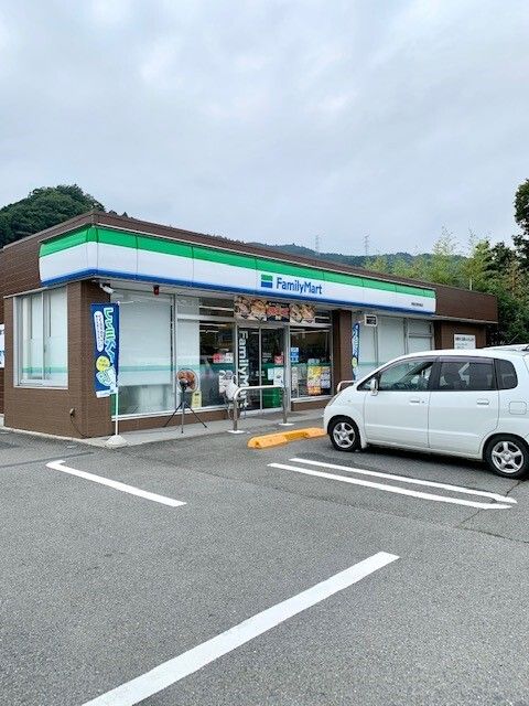 近くのファミリーマート青梅吉野梅郷店まで60m（徒歩1分）