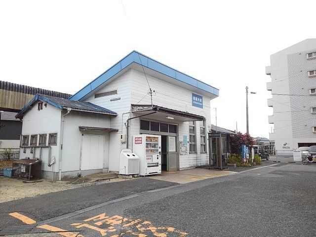 近くの綾羅木駅まで1,300m（徒歩17分）