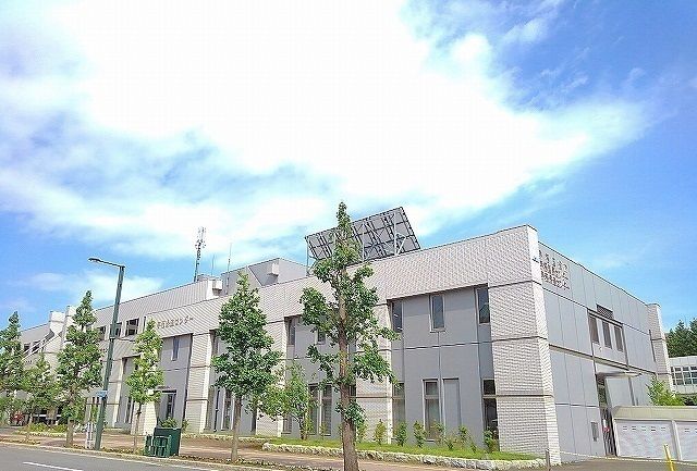 近くの手稲区役所まで2,120m（徒歩27分）