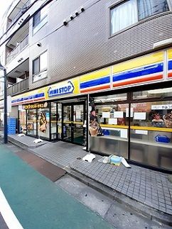 近くのコンビニまで370m（徒歩5分）