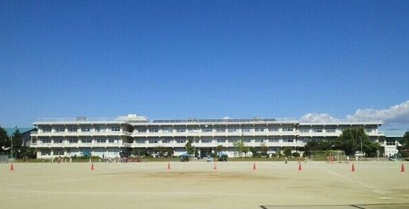 近くの小学校まで400m（徒歩5分）