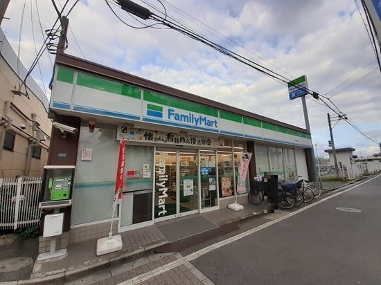 近くのファミリーマート 西所沢駅前店まで140m（徒歩2分）