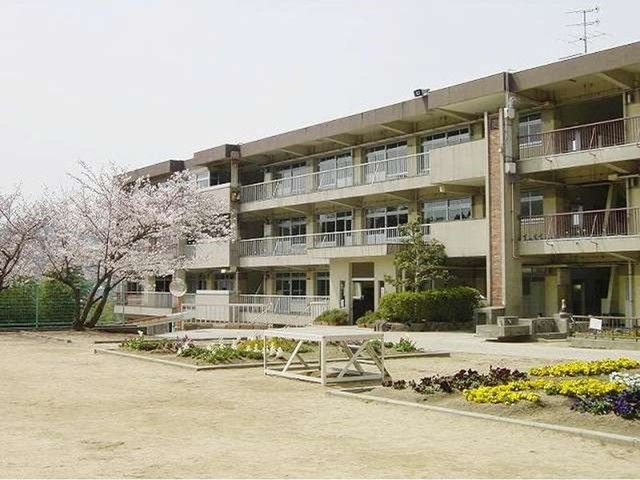 近くの郷内小学校まで550m（徒歩7分）