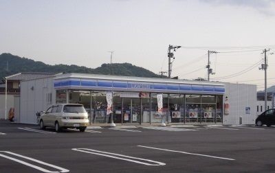 近くのコンビニまで600m（徒歩8分）