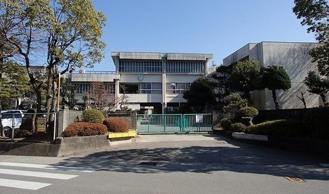 近くの八万南小学校まで1,500m（徒歩19分）