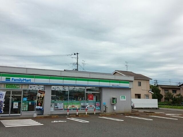 近くのファミリーマート 豊栄かぶとやまで550m（徒歩7分）