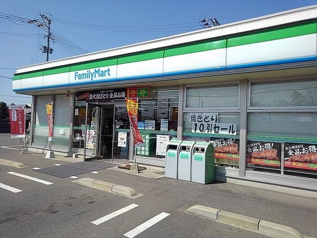 近くのファミリーマート豊後高田新地店まで1,100m（徒歩14分）