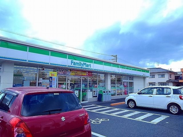 近くのファミリーマート曙5丁目店まで700m（徒歩9分）