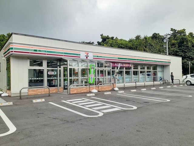 近くのセブンイレブン読谷比謝矼店まで1,500m（徒歩19分）