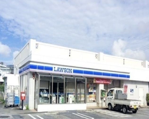 近くのローソン嘉手納屋良店まで550m（徒歩7分）