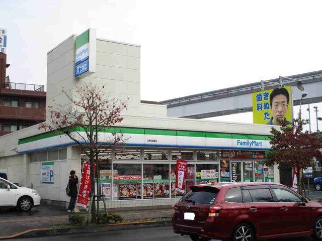 近くのファミリーマートまで900m（徒歩12分）