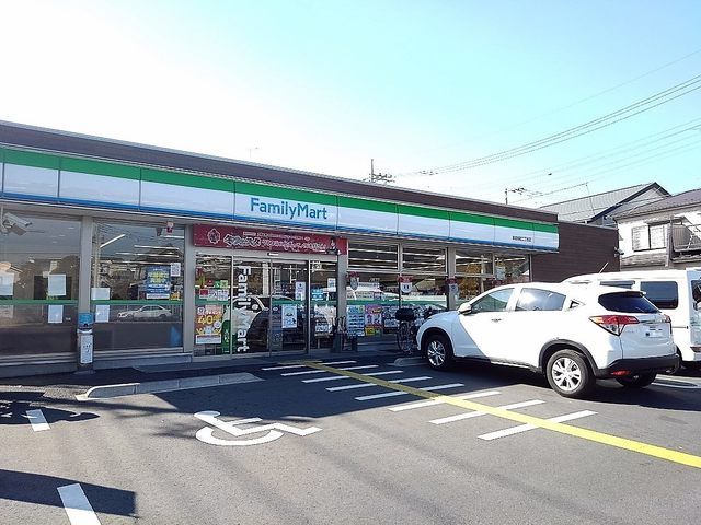 近くのファミリーマート草加旭町二丁目まで290m(徒歩4分)