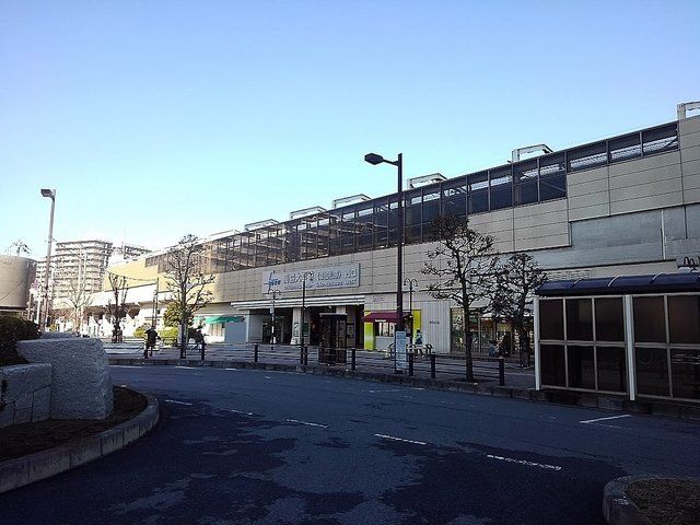 近くの獨協大学前駅西口まで700m(徒歩9分)