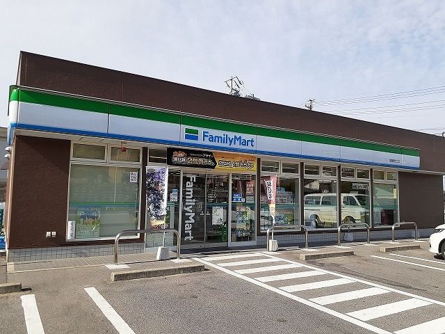 近くのファミリーマート常滑西之口店まで450m（徒歩6分）