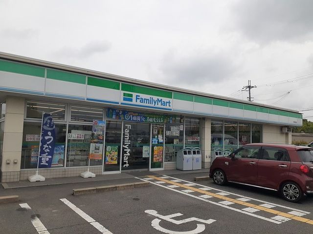 近くのファミリーマート様まで900m（徒歩12分）