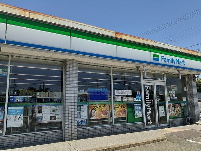 近くのファミリーマートまで950m（徒歩12分）