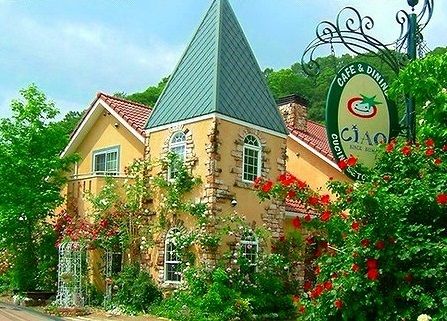 近くのカフェ&ダイニングチャオまで600m(徒歩8分)