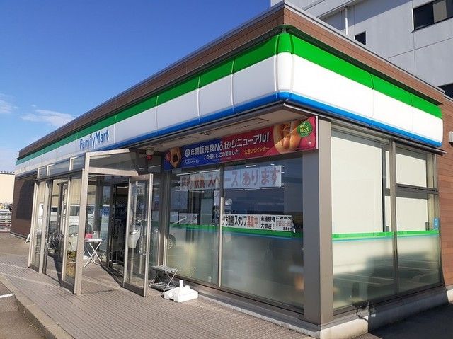 近くのファミリーマート魚津北鬼江西店まで600m（徒歩8分）