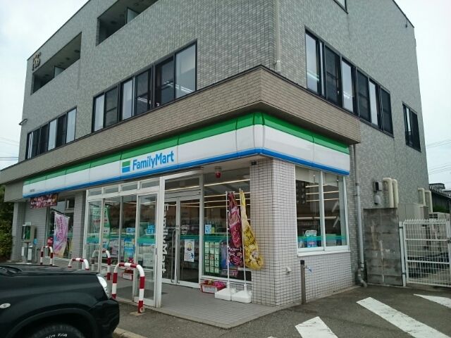 近くのファミリーマート新潟天野店まで400m（徒歩5分）