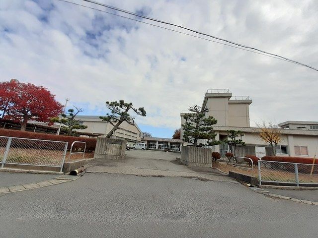 近くの曽野木中学校まで1,100m（徒歩14分）