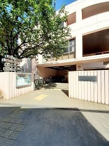 近くの北新宿図書館まで84m(徒歩2分)