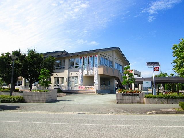近くの市立神町中学校まで800m(徒歩10分)