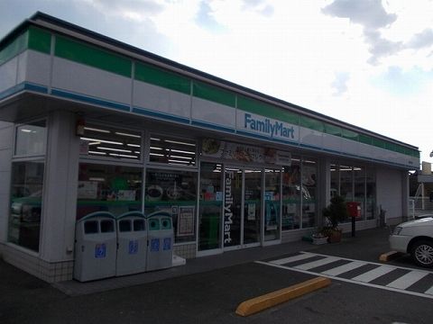近くのファミリーマートまで450m（徒歩6分）
