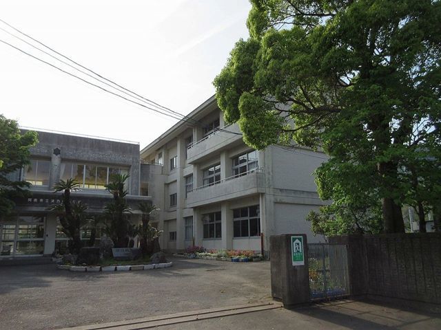 近くの津乃峰小学校まで1,500m（徒歩19分）