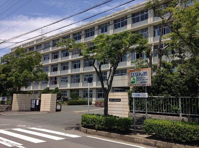 近くの県立湖西高校まで450m(徒歩6分)