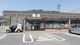 近くのファミリーマートまで150m（徒歩2分）