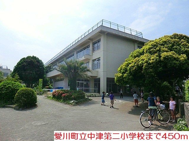 近くの中津第二小学校まで450m（徒歩6分）