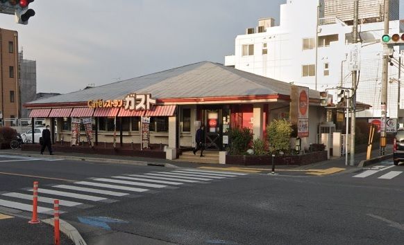 近くのガスト　大宮大成店まで500m（徒歩7分）