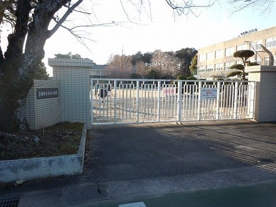 近くの玉川小学校まで1,800m（徒歩23分）