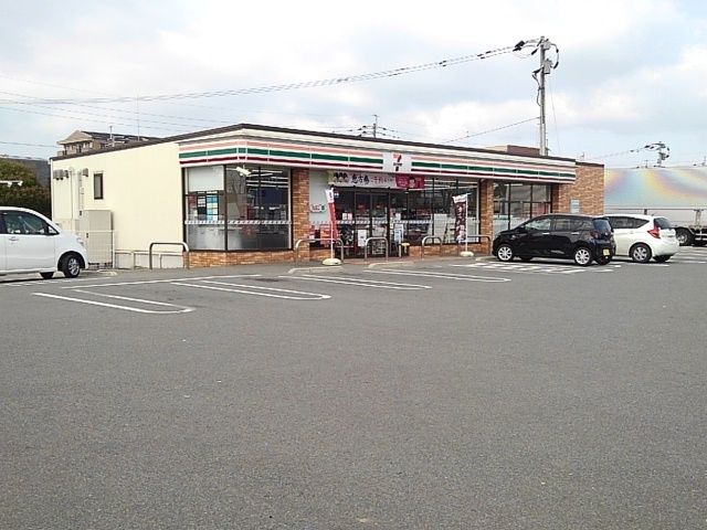 近くのセブンイレブン小森野２丁目店まで590m（徒歩8分）