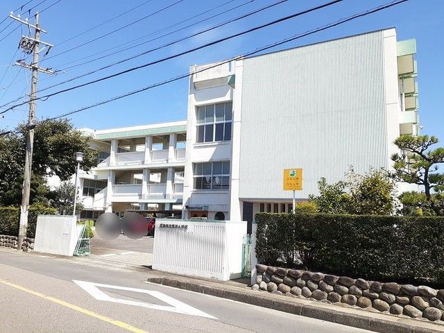 近くの小学校まで1,114m（徒歩14分）