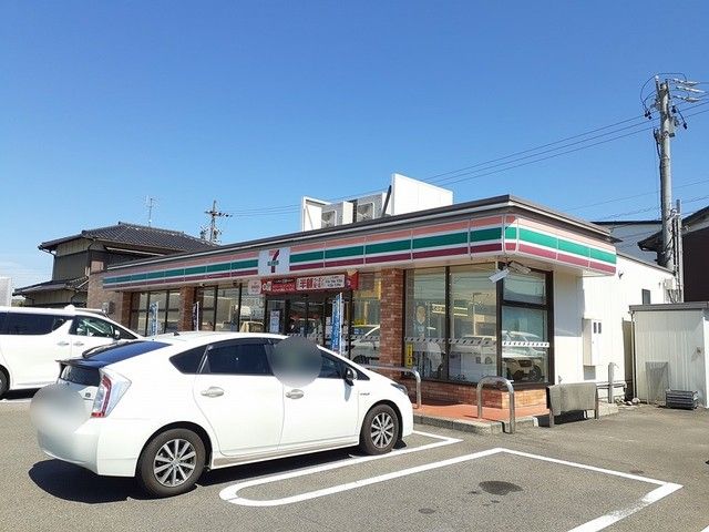 近くのコンビニまで559m（徒歩7分）
